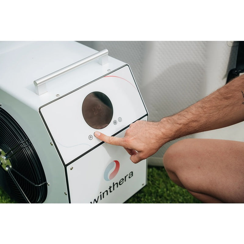Anwender steuert die Temperatur direkt am Winthera Ice Master – intuitive Bedienung für individuelle Kältetherapie