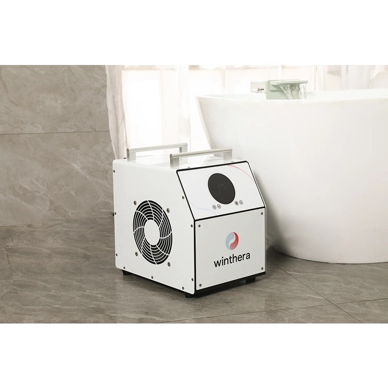 Winthera Ice Master Light neben Badewanne – kompakte Kältetherapie im Badezimmer