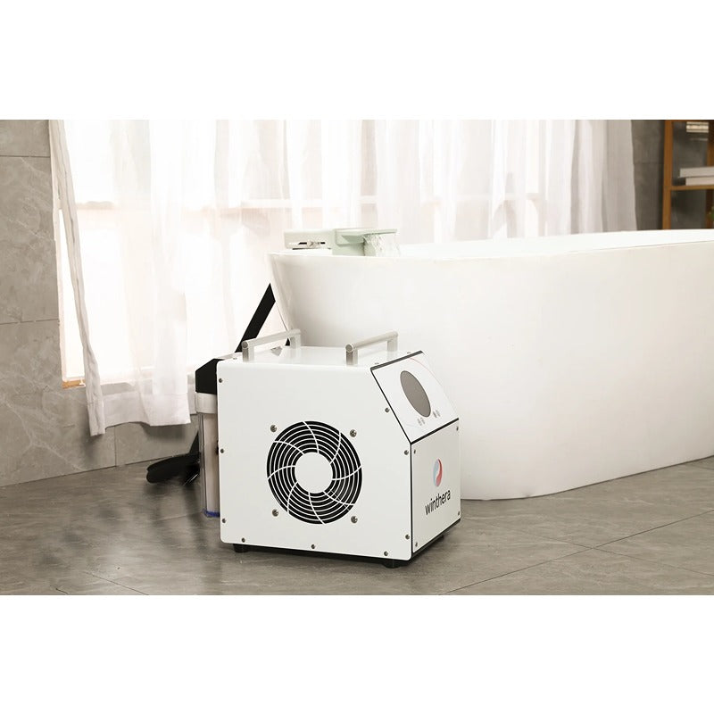 Winthera Ice Master Light an Badewanne angeschlossen – mobile Kälteanwendung für Zuhause